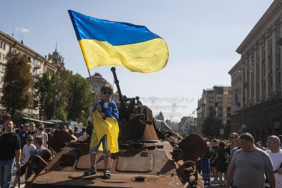 A boy waves a national flag atop of armoured personal carrier at an exhibition of destroyed Russian military vehicles and weapons, dedicated to the upcoming country's Independence Day, amid Russia's attack on Ukraine, in the centre of Kyiv, Ukraine August 21, 2022. REUTERS / Valentyn Ogirenko