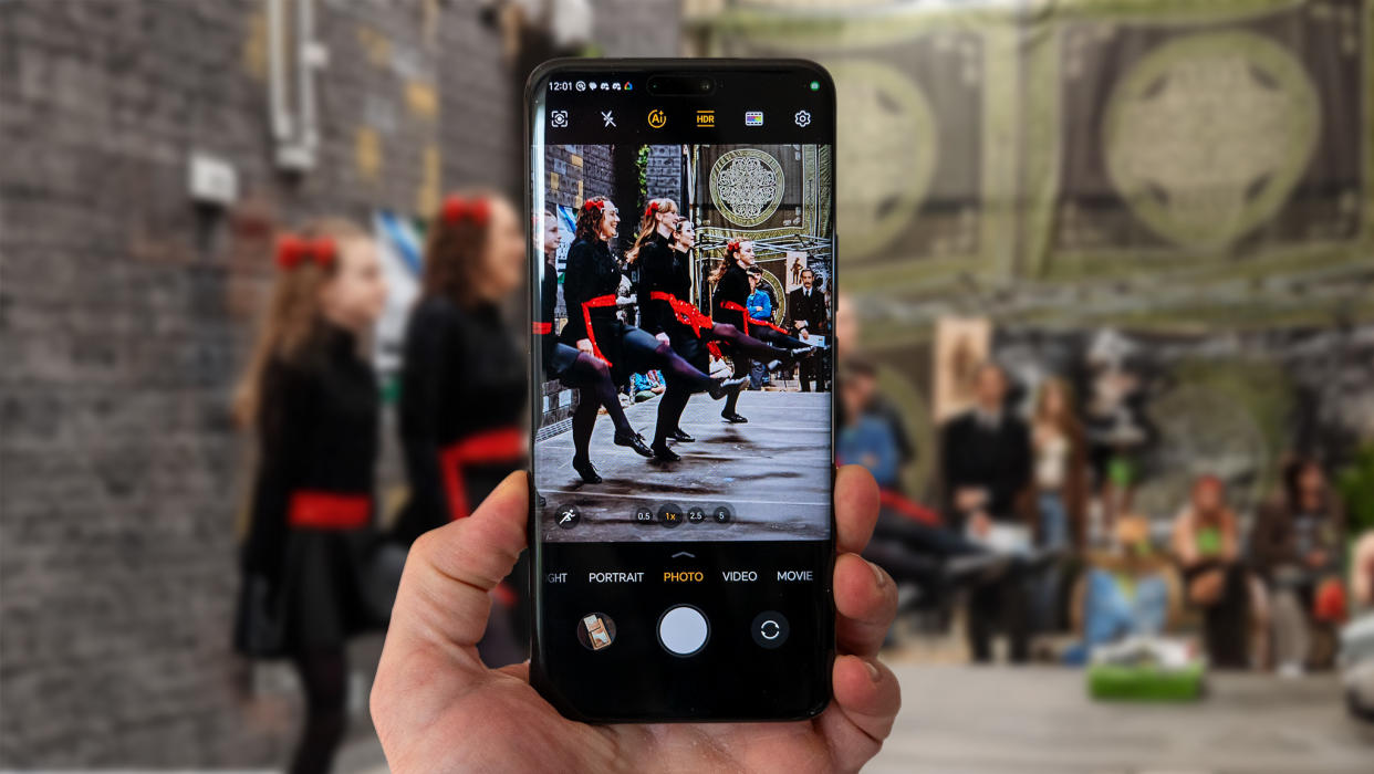  Taking a photo of Irish Dancers with the Honor Magic 6 Pro. 