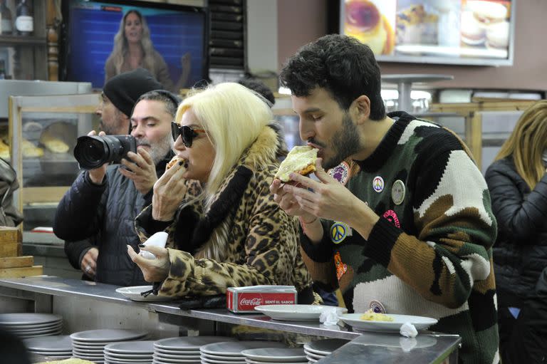 Susana filmando su especial en una pizzería en Chacarita