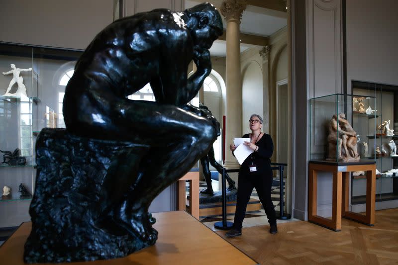 Foto del lunes de una empleada realizando un control en una de las salas del museo de Rodin en París