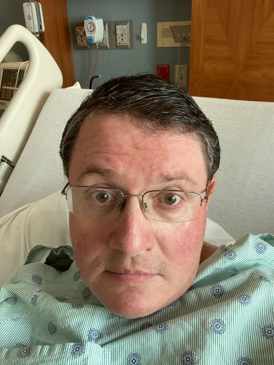 Un selfie del representante republicano estatal Randy Fine desde su cama de hospital en el Centro Médico Regional de Holmes, el 4 de agosto de 2020, donde fue ingresado para mantenerlo en observación debido a la COVDI-19.