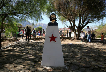 REFILE - ADDING RESTRICTIONS: A statue of guerrilla leader Ernesto Che Guevara is seen in La Higuera where he was executed, during a event to commemorate Che Guevara's 50th death anniversary, La Higuera, Santa Cruz, Bolivia, October 8, 2017. REUTERS/David Mercado