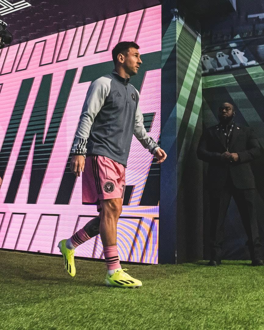 Lionel Messi rumbo al campo de juego para la entrada en calor