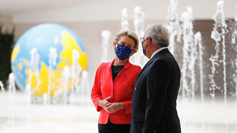 Ursula von der Leyen, Präsidentin der Europäischen Kommission, mit dem portugiesischen Premierminister Antonio Costa in Lissabon.