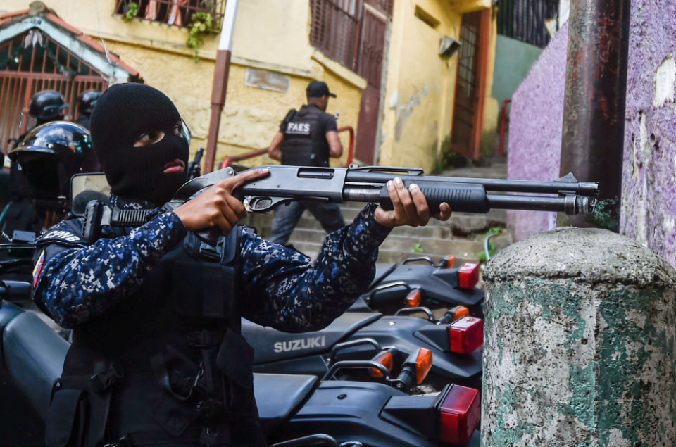 La mayoría de los funcionarios de las FAES utiliza capuchas cuando ingresan a las barriadas populares para buscar delincuentes pero también para reprimir, lo que ha ocurrido con regularidad en los últimos días de enero, desde que Guaidó asumió la presidencia interina de Venezuela. (Foto:Getty)