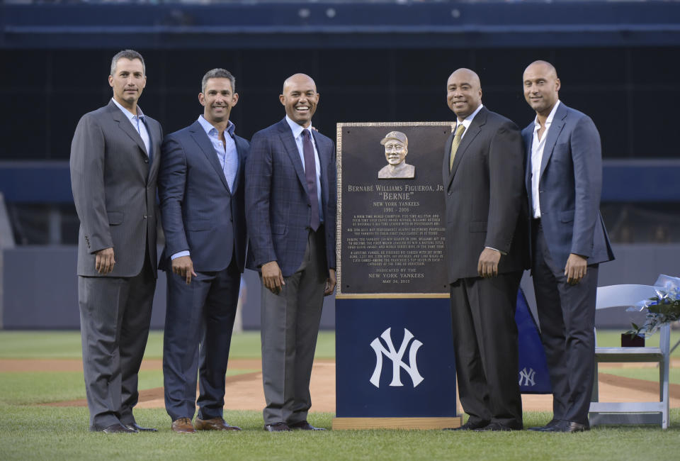 De izquierda a derecha, Andy Pettitte, Jorge Posada, Mariano Rivera, Bernie Williams y Derek Jeter posan el domingo 24 de mayo de 2015, en el Yankee Stadium. En la jornada se retiró el número 51 de Williams (AP Foto/Bill Kostroun)