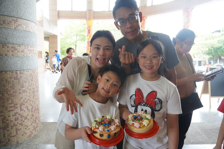 高雄市立社會教育館舉辦「父親節～繽紛創意造型蛋糕」活動，現場充滿甜蜜又幸福的氛圍。（記者王正平攝）