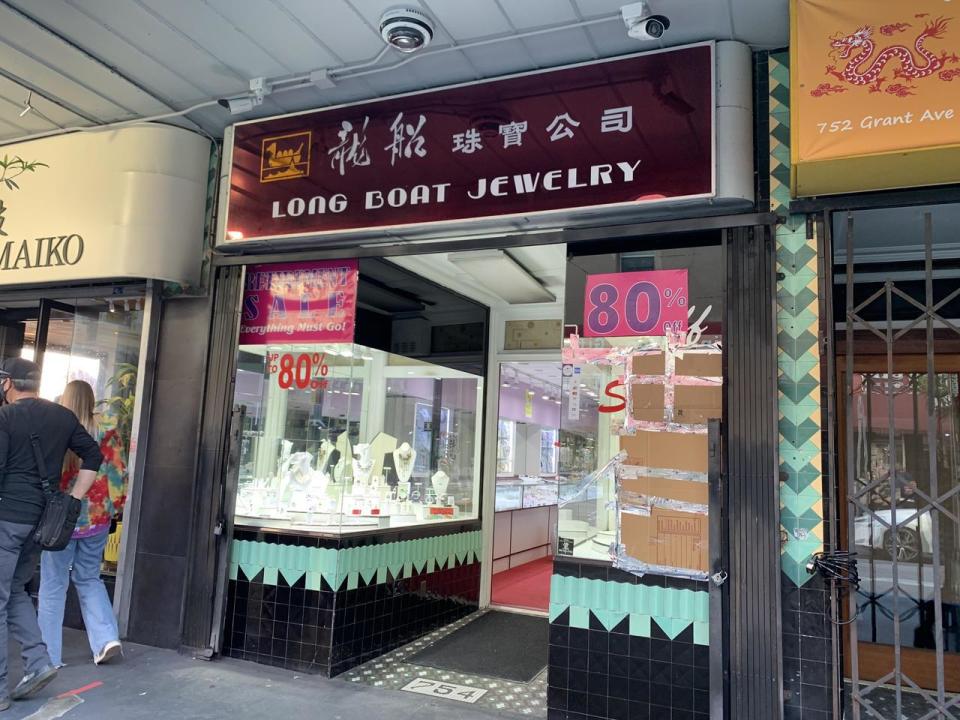 盜竊發生後，經營了38年的店主Rosita正在低價甩賣商品，計劃轉店回家養老。（記者李怡/攝影）