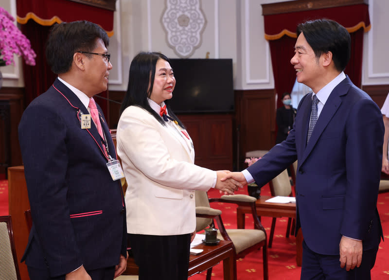 賴總統接見國際獅子會幹部（2） 總統賴清德（右）27日上午在總統府接見「國際獅子 會300-E2區重要幹部」，賴總統逐一握手致意，並肯 定國際獅子會對社會服務的貢獻。 中央社記者鄭傑文攝  113年5月27日 