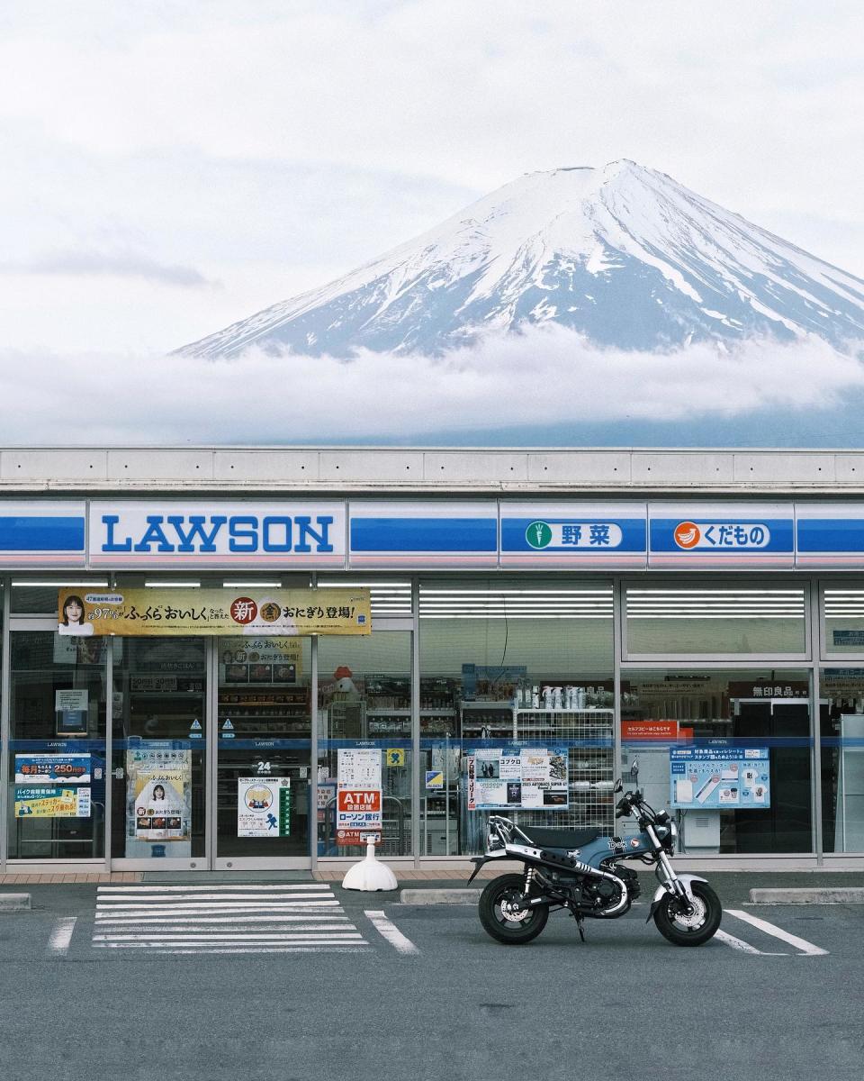 日本河口湖「富士山 x LAWSON」超美打卡位或會消失？居民不忍各種「迷惑行為」望以一絕招趕絕旅客