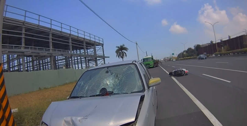 史男的白色轎車前方擋風玻璃碎裂，可見當時撞擊力道猛烈。(圖／翻攝畫面)