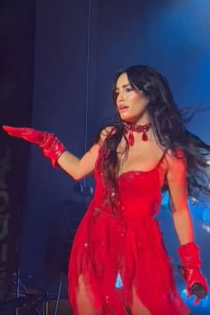 Lali Espósito reaccionó con gestos de asombro ante el corte del sonido, pero pronto salió adelante cantando 