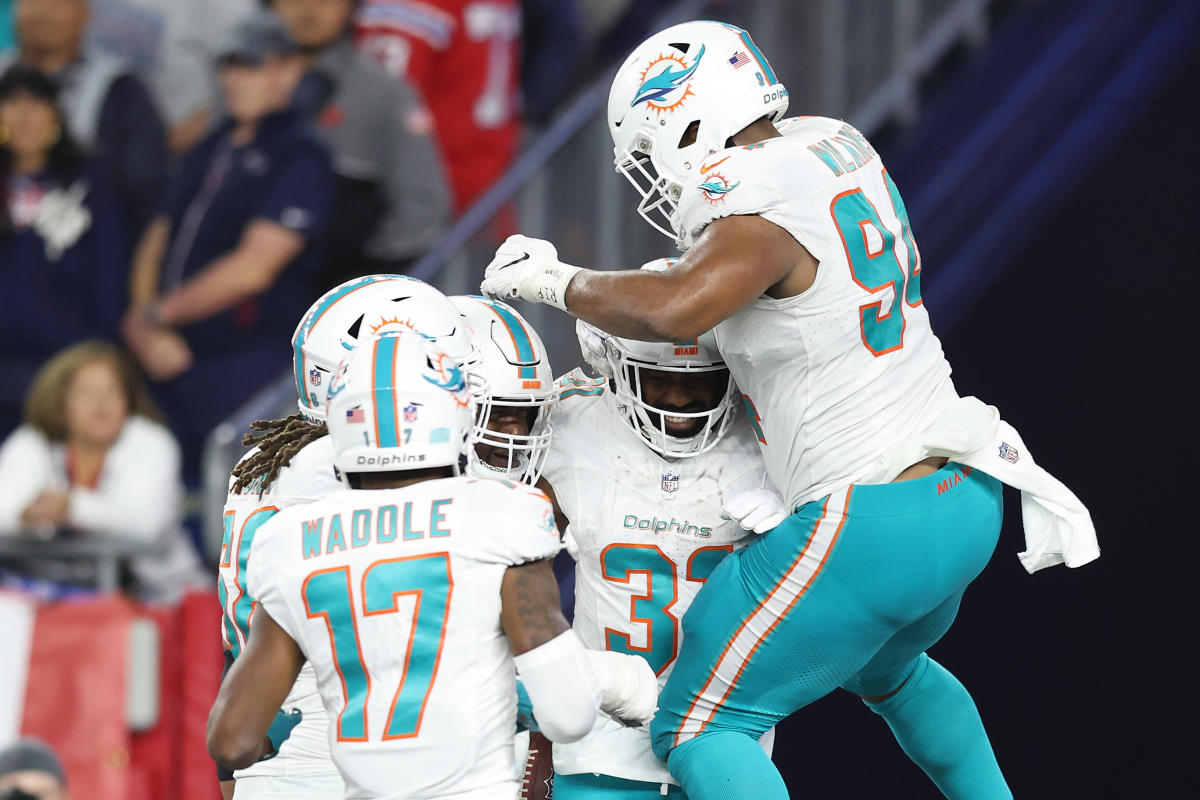 Dolphins hold off Patriots for road win in division