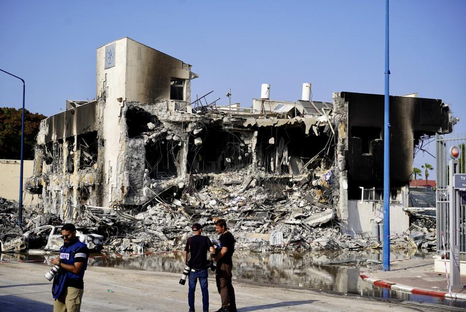 Die zerstörte Polizeistation in Sderot, Israel, am 8. Oktober 2023. - Copyright: Peter Wilke/POLITICO