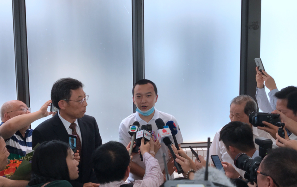 中國媒體環球網記者付國豪，在出院時舉行記者會。   圖：翻攝自環球網