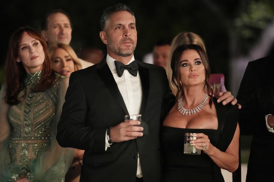 THE REAL HOUSEWIVES OF BEVERLY HILLS, front, from left: Mauricio Umansky, Kyle Richards, 'Not My Sister's Keeper', (Season 12, ep. 1221, aired Oct. 5, 2022). photo: Casey Durkin / ©Bravo /Courtesy Everett Collection