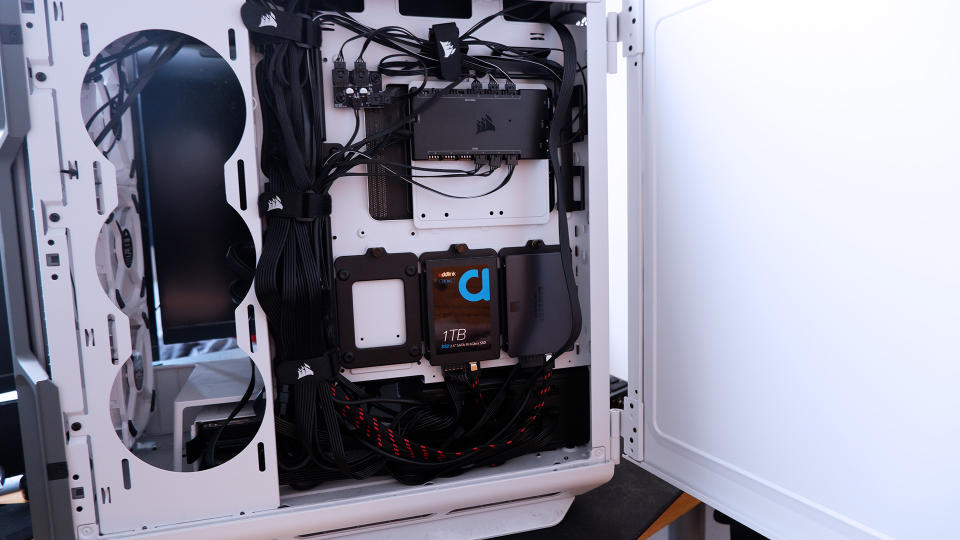 Corsair RMx SHIFT power supply is installed in a gaming PC