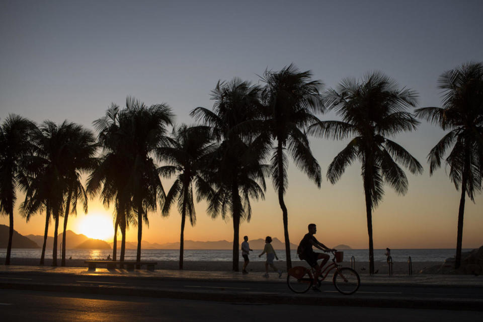 <p>People exercise along Copacabana beach as the sun rises in Rio de Janeiro, Brazil, July 27, 2016. (Photo: Felipe Dana/AP)</p>