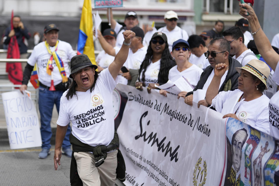 Profesores marchan contra una reforma educativa que está en manos del Legislativo, en Bogotá, Colombia, el lunes 17 de junio de 2024. (AP Foto/Fernando Vergara)