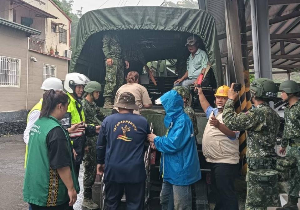 颱風來襲高雄市三個原鄉居民預防性撤離行動。（記者許正雄翻攝）