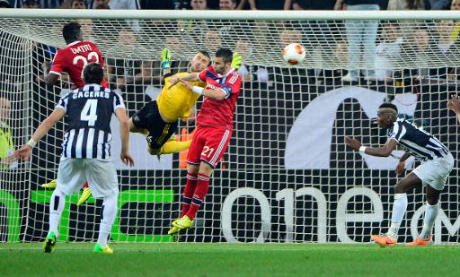 El portero del Lyon Anthony Lopes se estira para salvar un remate del francés de la Juventus de Turín Paul Pogba, el 10 de abril de 2014 (AFP | OLIVIER MORIN)