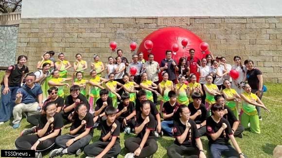 紅球計畫臺南十天展期吸引十多萬人次追球，促發許多相關藝文活動與共鳴，透過與藝術對話認識臺南歷史街區。（記者李嘉祥攝）