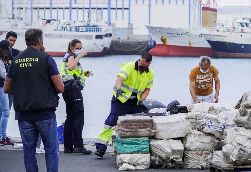 Police officers discharge drugs from the fishing boat "AKT-1", in the island of Gran Canaria