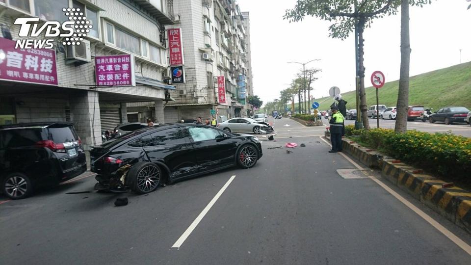 新北市蘆洲區發生重大車禍，2輛車不慎擦撞，事故波及1名12歲女童。(圖／TVBS)