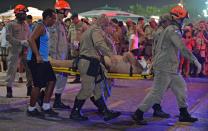 <p>An injured man is taken away by stretcher at Copacabana beach in Rio de Janeiro on January 18, 2018. (Photo: Carl de Souza/AFP/Getty Images) </p>