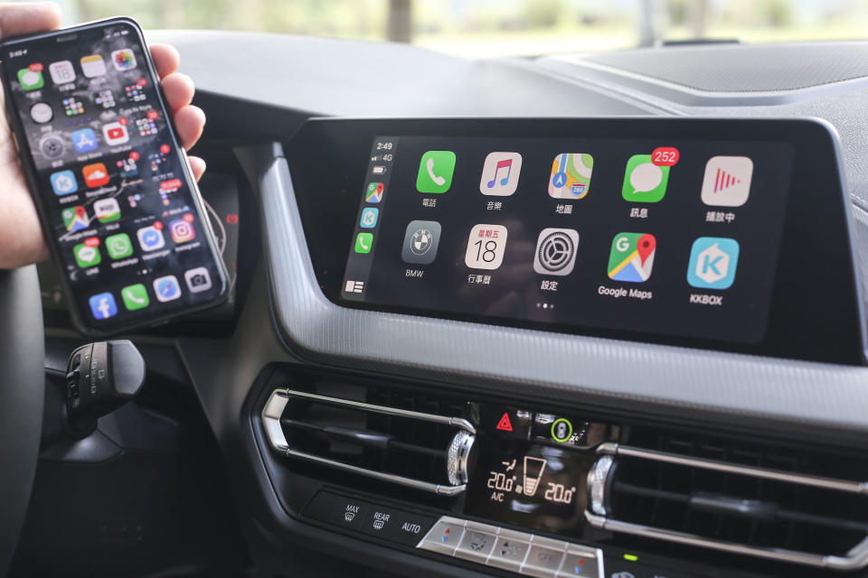 Apple CarPlay 全車系標配，M135i xDrive 配備 10.25 吋觸控螢幕。