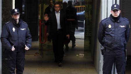 Ex-JPMorgan employee Javier Martin-Artajo, indicted by a U.S. grand jury in relation to the bank's "London Whale" trading scandal, waves as he leaves Spain's High Court in Madrid November 15, 2013. REUTERS/Sergio Perez