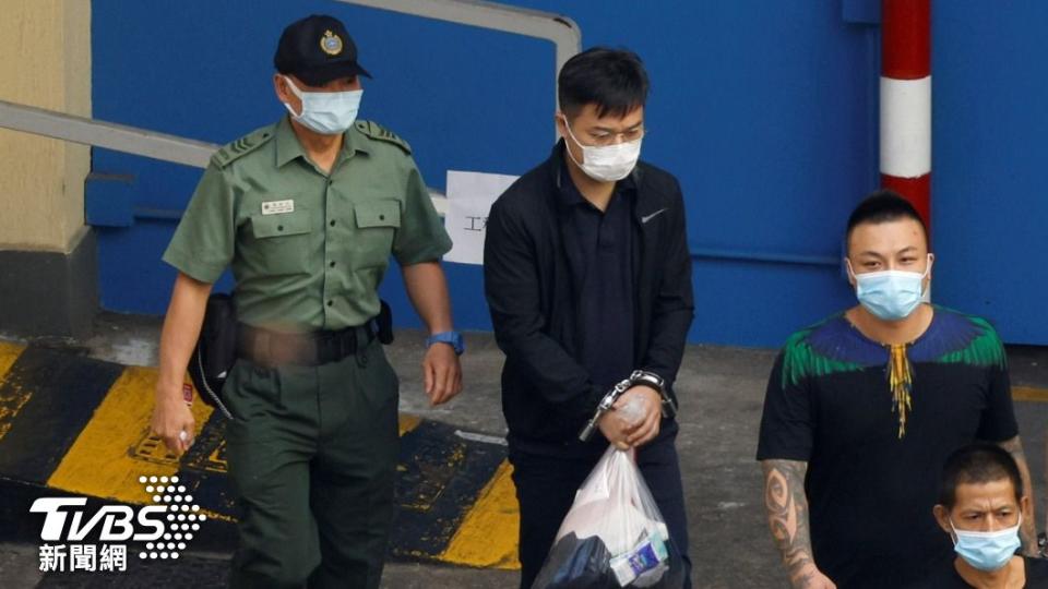 香港蘋果日報前總編輯羅偉光（中央）等6人，認罪觸犯國安法。（圖/達志影像路透社）