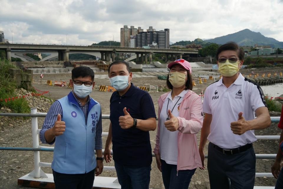 碧潭堰採用複合堰形式，在河道中央設置倒伏堰，藉由倒伏閘門舉升可增加上游碧潭水域50公分水深，擴大休閒水域面積至14公頃。   圖：新北市水利局提供