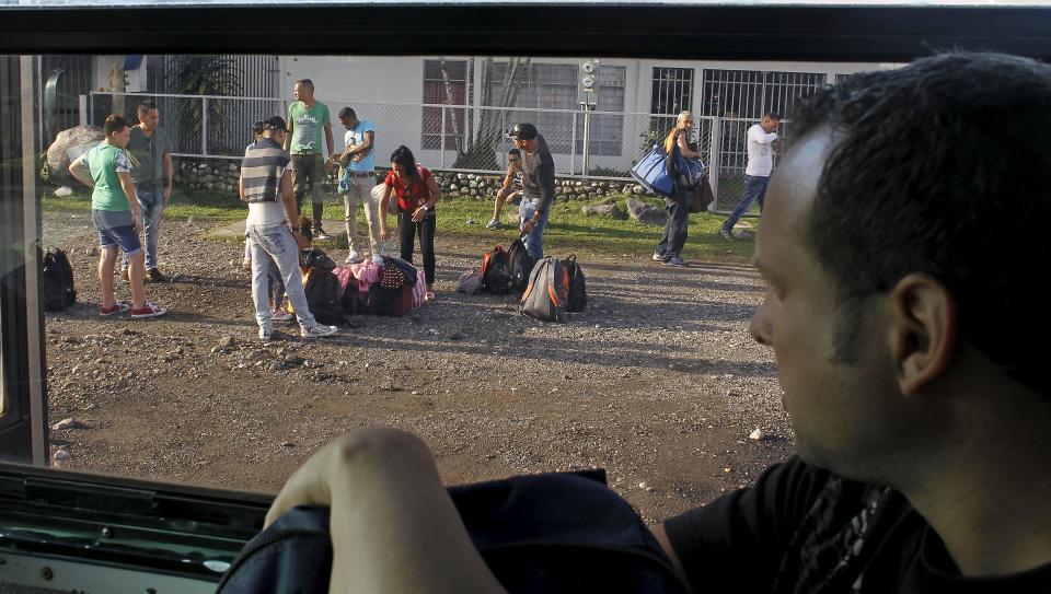 Cubanos esperan por visas humanitarias en  Paso Canoas. REUTERS/Juan Carlos Ulate