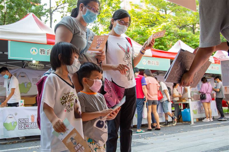 iWIN走出校園，讓網安素養成為親子共同學習的課題。（圖／翻攝自iWIN官網）