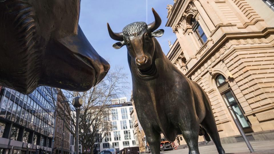Der Bulle aus der Bronzeplastik «Bulle und Bär» steht vor dem Gebäude der Frankfurter Wertpapierbörse. (Archivbild)