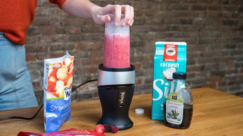 Take your morning smoothie with you.