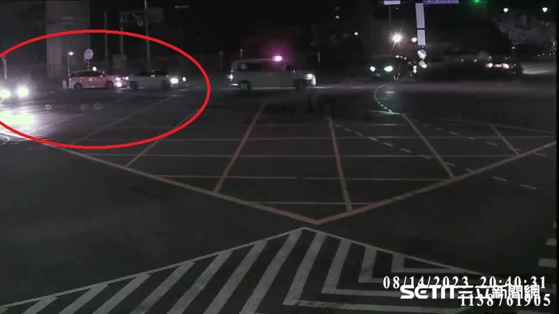 路口監視器拍下3車禮讓救護車。（圖／翻攝畫面）