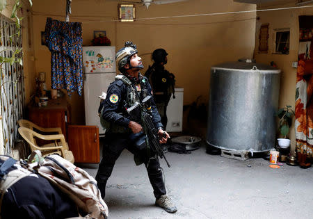 Iraqi special forces soldiers search a house during a battle with Islamic State militants in Mosul, Iraq March 2, 2017.REUTERS/Goran Tomasevic