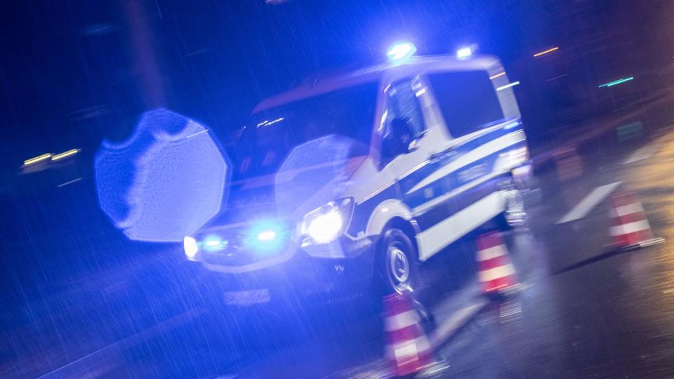 Ein Polizeifahrzeug im Einsatz.