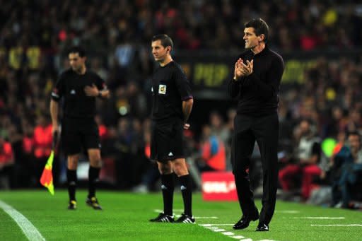 l entrenador del Barcelona Tito Vilanova observa el clásico del fútbol español Barça-Madrid, el 7 de octubre de 2012 en el estadio Camp Nou de Barcelona. (AFP | lluis gene)