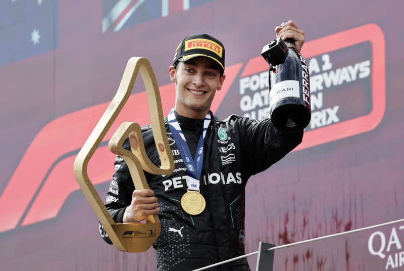 El piloto de la escudería Mercedes George Russell celebra con el trofeo tras ganar el Gran Premio de Austria de Fórmula 1, en el circuito Red Bull Ring, Spielberg, Austria