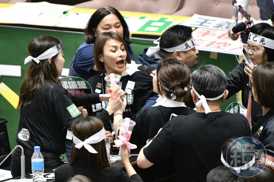 成功賞了一巴掌的邱議瑩，馬上被金門女戰神陳玉珍及徐巧芯扯破衣服。