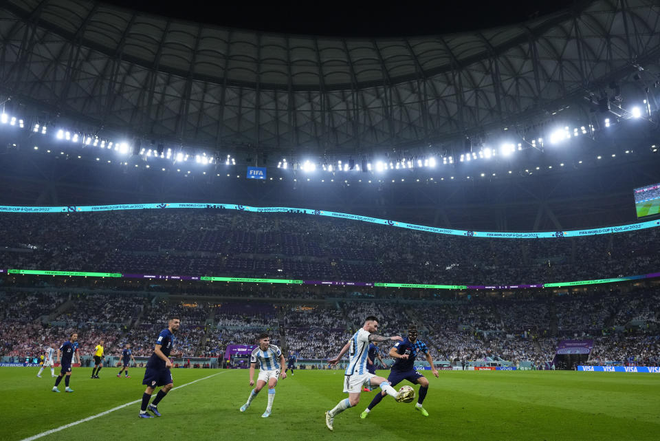 El delantero argentino Lionel Messi pugna el balón con el zaguero croata Josko Gvardiol durante la semifinal de la Copa Mundial, el martes 13 de diciembre de 2022, en Lusail, Qatar. (AP Foto/Petr David Josek)