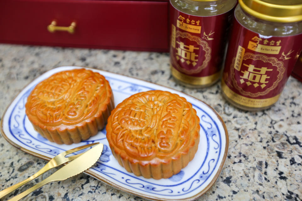 Eu Yan Sang - photo of mooncake