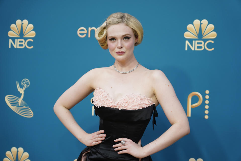 Elle Fanning llega a la 74a entrega de los Premios Emmy el lunes 12 de septiembre de 2022 en el Teatro Microsoft en Los Angeles. (Foto AP/Jae C. Hong)