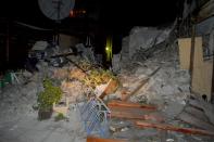 <p>El terremoto ocurrido en la madrugada de este viernes ocasionó daños en diferentes estructuras de la isla. También en tiendas, restaurantes y viviendas. Decenas de personas resultaron heridas. (FOTO: EFE) </p>