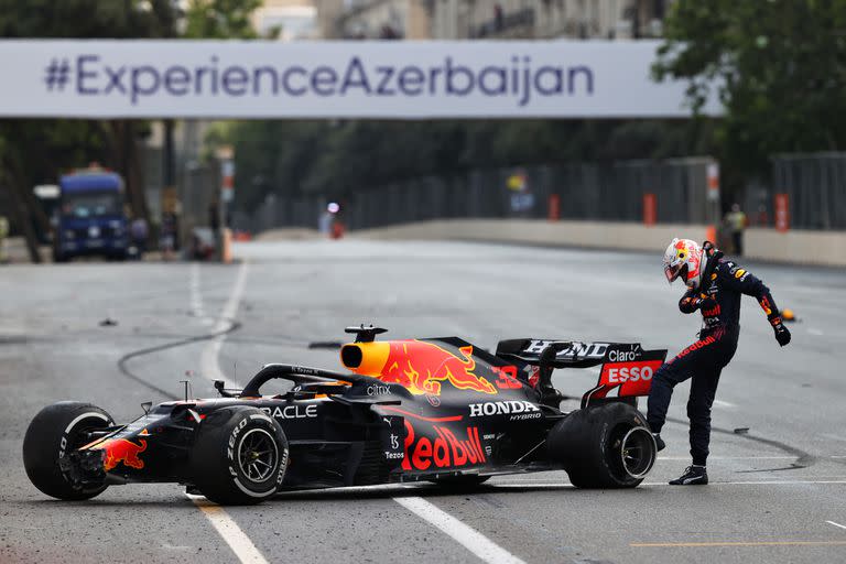 Max Verstappen descarga su furia por el accidente y abandono en el Gran Premio de Azerbaiyán 2021; el neerlandés es el último vencedor en Bakú, un trazado que no repitió ganadores