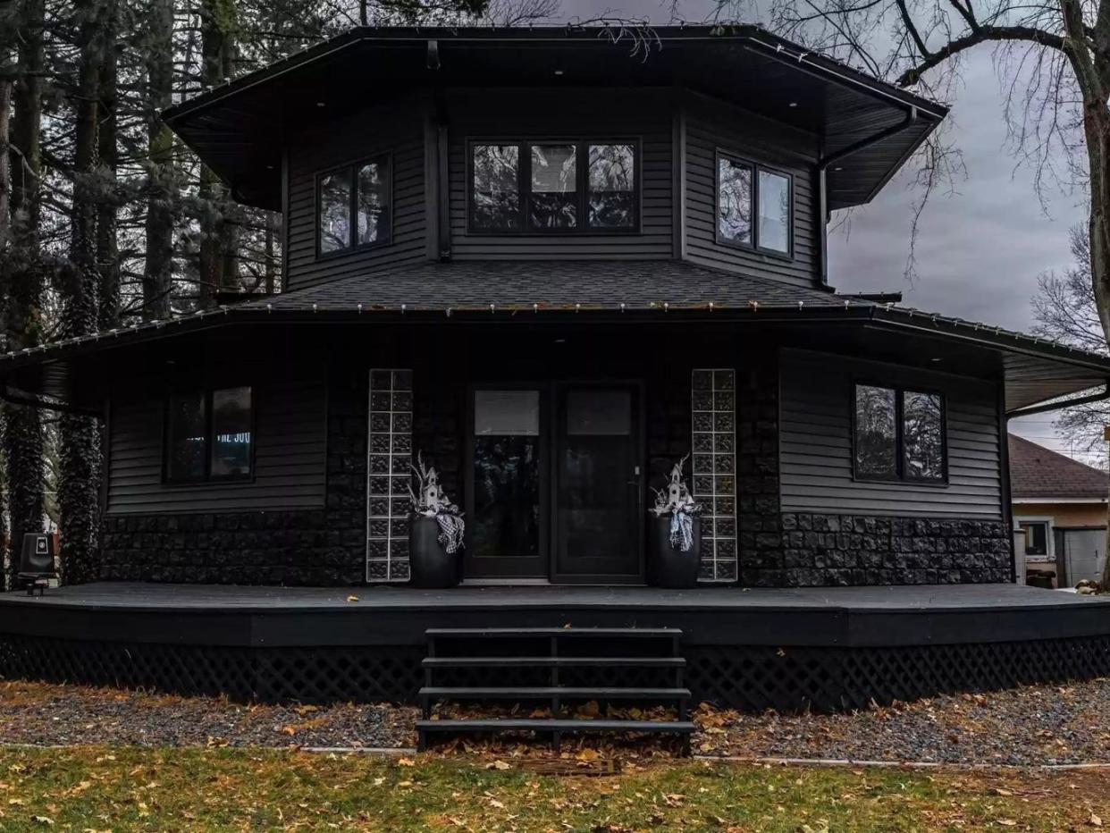 The so-called "goth" house located in Lincoln, Illinois.