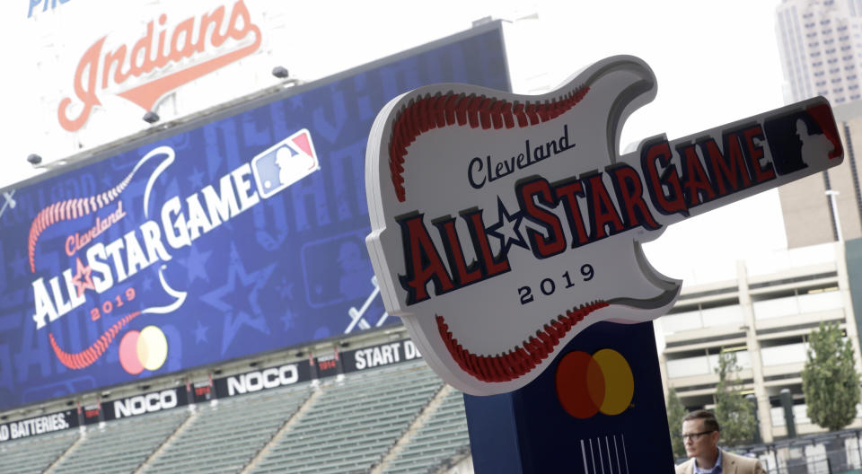 ARCHIVO – El nuevo logotipo para el Juego de Estrellas del béisbol de las grandes ligas en 2019 es exhibido el martes 7 de agosto de 2018 en Cleveland, ciudad del equipo de los Indios. (AP Foto/Tony Dejak, Archivo)